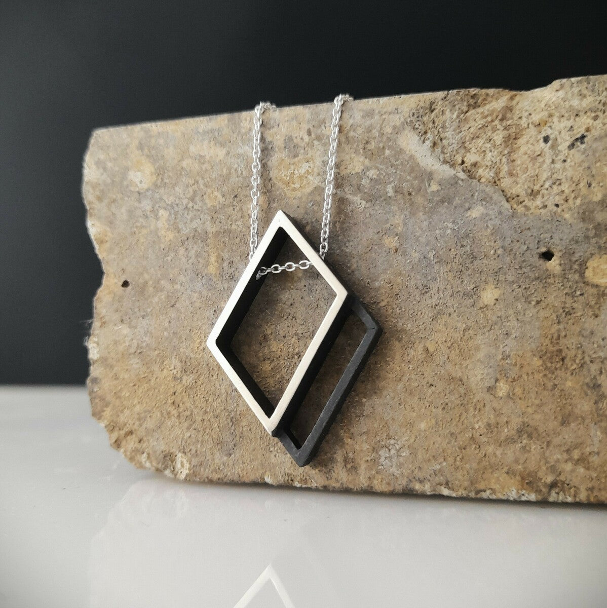 OUTLINE necklace – Diamond (reversible)