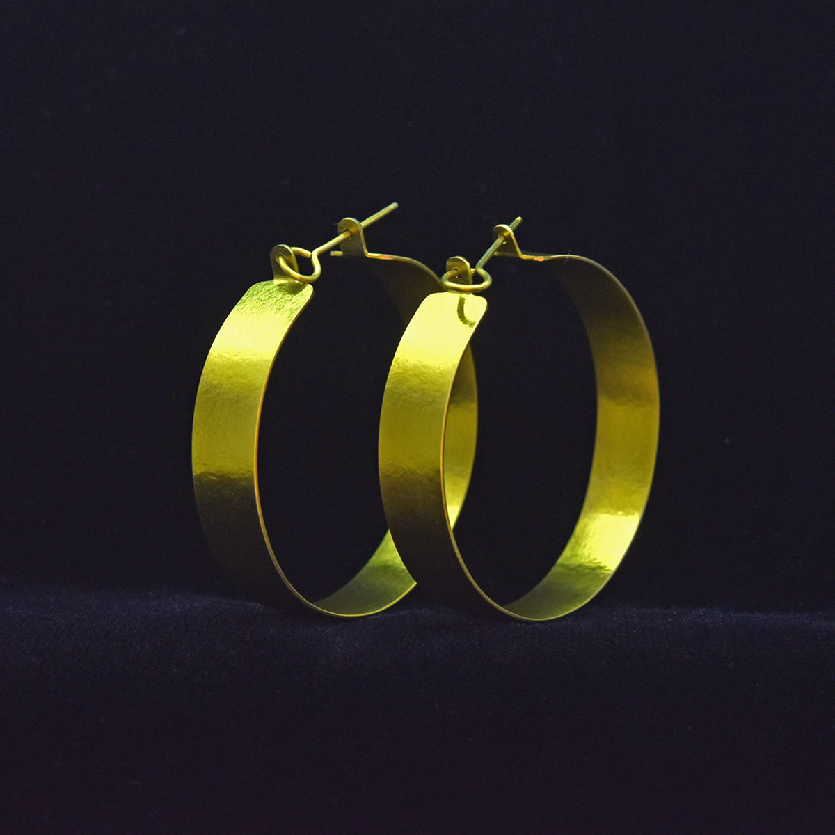 Hoop earrings. Gold.