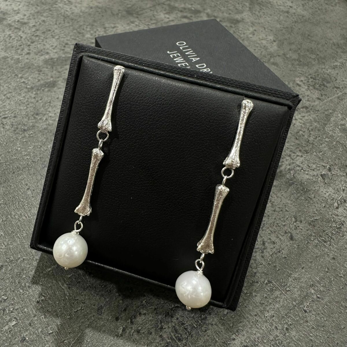 Fox Tail Vertebrae &amp; Pearl Earrings (Small)