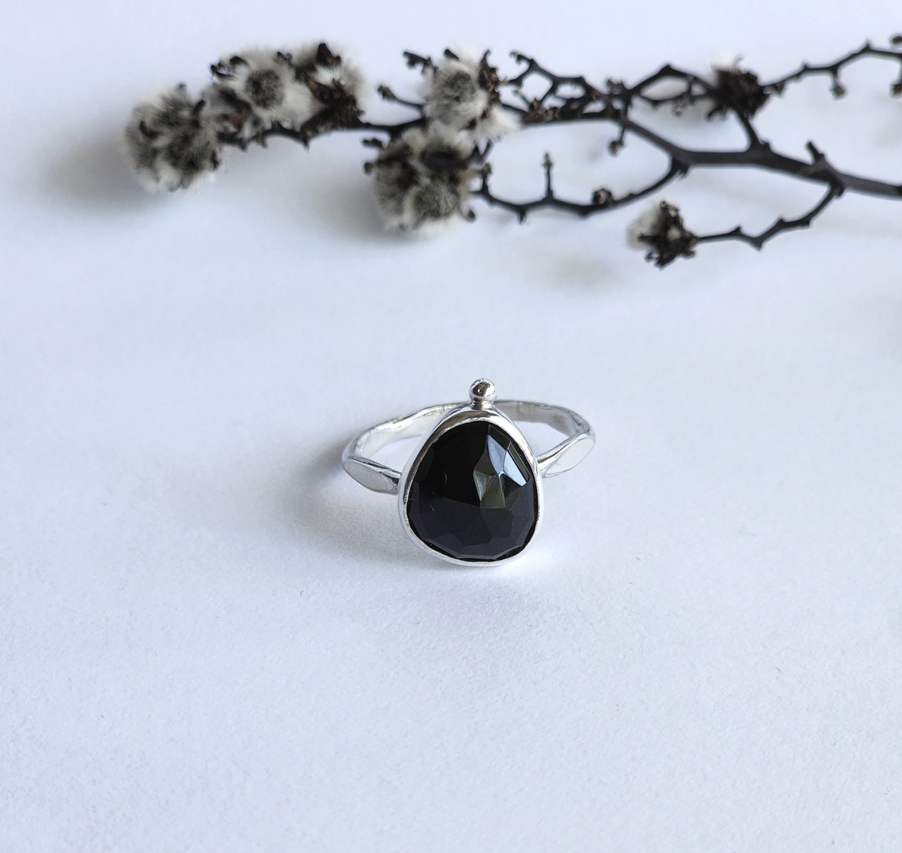 Rosecut Black Spinel with accent on Facet Band