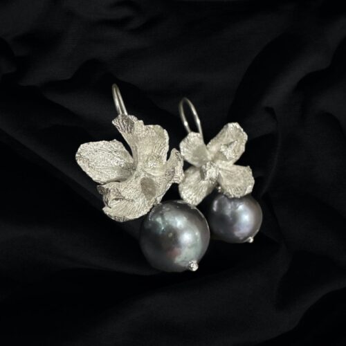 Conifer hook earrings with detachable blue pearls